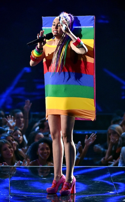 ESC: Miley Cyrus, Concert Looks